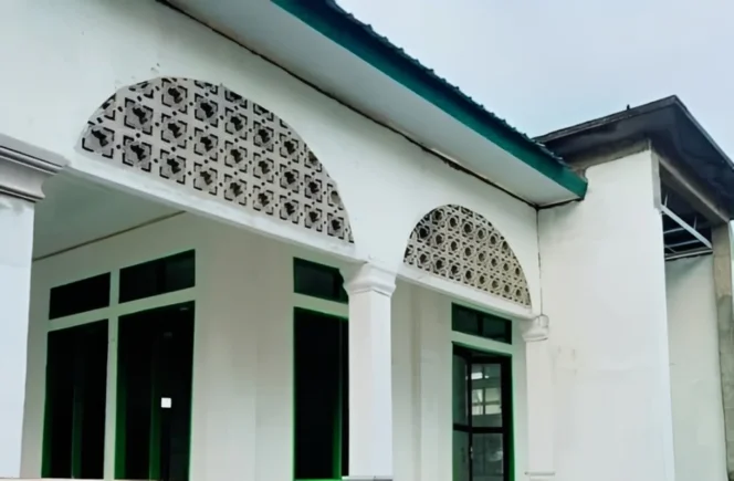 
Foto: Tampak depan mesjid trisula. (doc: istimewa)