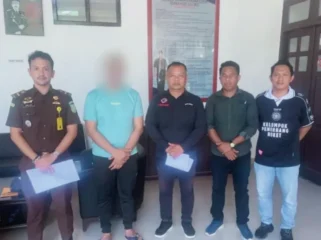 Foto: Penyidik Satreskrim Polres Kepulauan Sula saat menyerahkan tersangka dan barang bukti ke Kejari. (doc: istimewa)