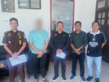 Foto: Penyidik Satreskrim Polres Kepulauan Sula saat menyerahkan tersangka dan barang bukti ke Kejari. (doc: istimewa)