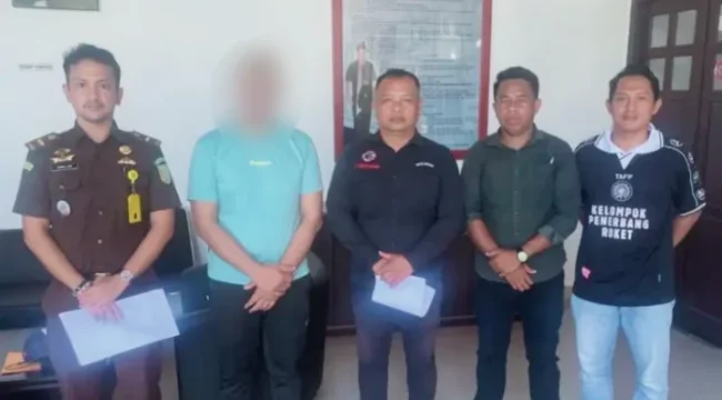 Foto: Penyidik Satreskrim Polres Kepulauan Sula saat menyerahkan tersangka dan barang bukti ke Kejari. (doc: istimewa)
