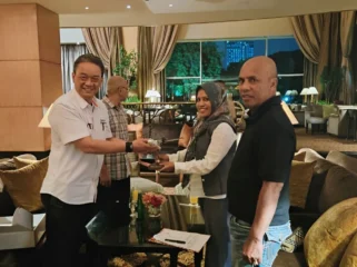 Foto: Bupati Kepulauan Sula, Fifian Adeningsi Mus, didampingi Kadishub Abdul Kadir Nur Ali, saat bertemu pihak PT Trigana Air Service. (doc: istimewa)