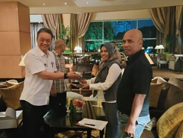 Foto: Bupati Kepulauan Sula, Fifian Adeningsi Mus, didampingi Kadishub Abdul Kadir Nur Ali, saat bertemu pihak PT Trigana Air Service. (doc: istimewa)