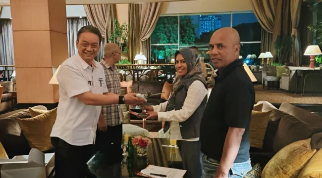 Foto: Bupati Kepulauan Sula, Fifian Adeningsi Mus, didampingi Kadishub Abdul Kadir Nur Ali, saat bertemu pihak PT Trigana Air Service. (doc: istimewa)