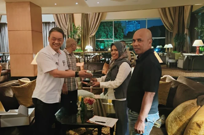 
Foto: Bupati Kepulauan Sula, Fifian Adeningsi Mus, didampingi Kadishub Abdul Kadir Nur Ali, saat bertemu pihak PT Trigana Air Service. (doc: istimewa)