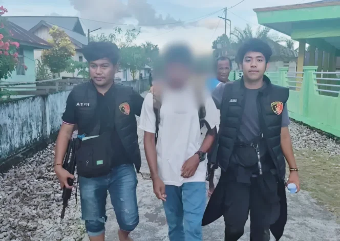 
Foto: Tim Gabungan Polres Kepulauan Sula, saat menjemput terduga pelaku penikaman. (doc: istimewa)