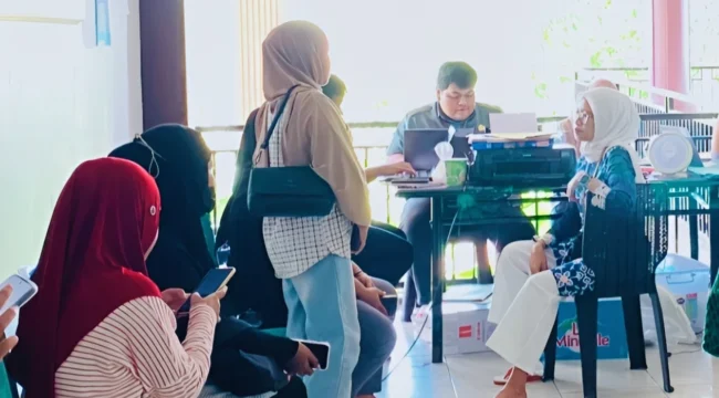 Foto: Proses pendaftaran Sidang Keliling Pengadilan Agama Labuha. (doc: Man)