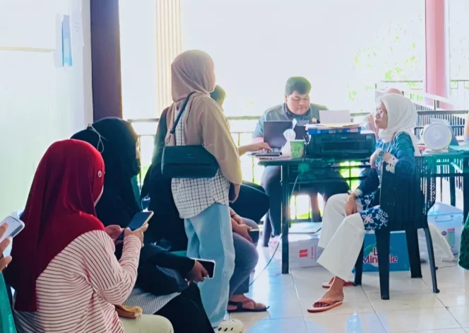 
Foto: Proses pendaftaran Sidang Keliling Pengadilan Agama Labuha. (doc: Man)