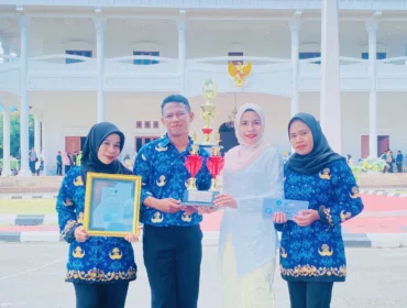 Foto: Kepala SD Negeri Waisakai, Hayati Mayau, saat berpose bersama staf guru. (doc: istimewa)