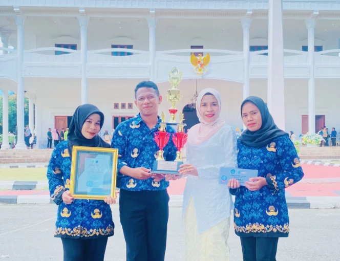 
Foto: Kepala SD Negeri Waisakai, Hayati Mayau, saat berpose bersama staf guru. (doc: istimewa)