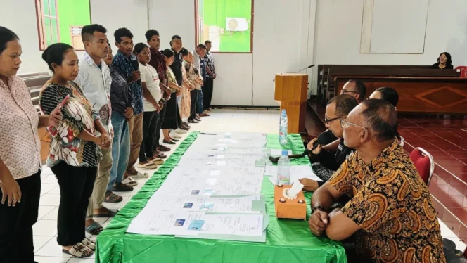 
Foto: Sosialisasi Administrasi Kependudukan dan Perkawinan Massal warga Falabisahaya di Gereja GPM. (doc: istimewa)