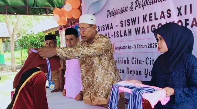 Foto: Prosesi Wisuda, pelepasan dan perpisahan siswa kelas XII MA AL-Islah Waigoiyofa. (doc: bacaritamalut.com)