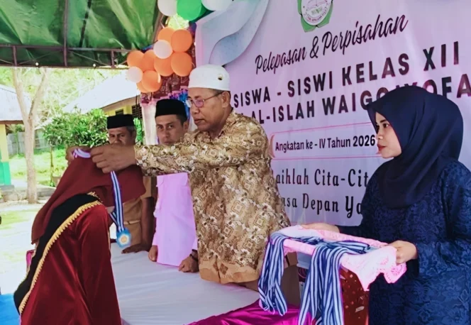 
Foto: Prosesi Wisuda, pelepasan dan perpisahan siswa kelas XII MA AL-Islah Waigoiyofa. (doc: bacaritamalut.com)