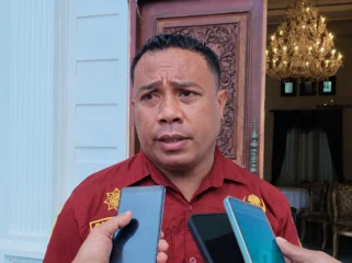 Foto: Kepala Badan Kesbangpol Kepulauan Sula, Sutomo Teapon. (doc: bacaritamalut.com)