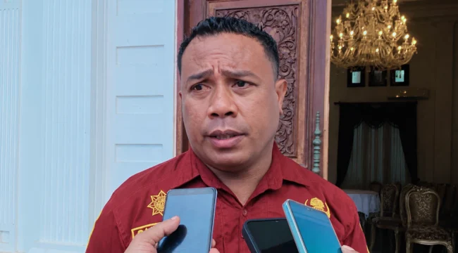 Foto: Kepala Badan Kesbangpol Kepulauan Sula, Sutomo Teapon. (doc: bacaritamalut.com)