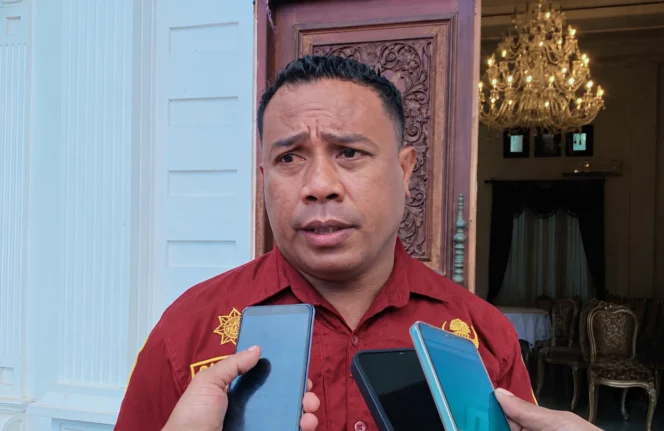 
Foto: Kepala Badan Kesbangpol Kepulauan Sula, Sutomo Teapon. (doc: bacaritamalut.com)