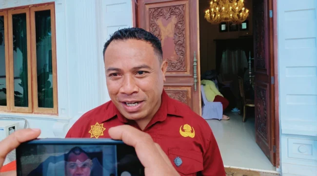 Foto: Kepala Kesbangpol Kepulauan Sula, Sutomo Teapon. (doc: bacaritamalut.com)