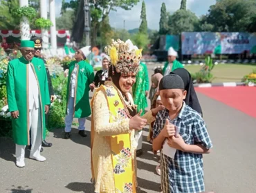Foto: Bupati Kepulauan Sula, Fifian Adeningsi Mus saat memberikan santunan kepada anak Yatim. (doc: istimewa)