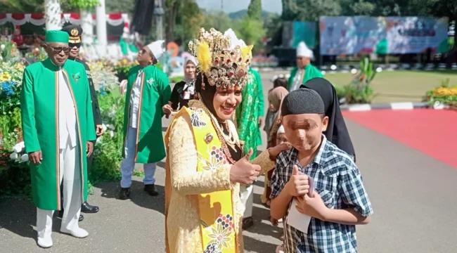 Foto: Bupati Kepulauan Sula, Fifian Adeningsi Mus saat memberikan santunan kepada anak Yatim. (doc: istimewa)