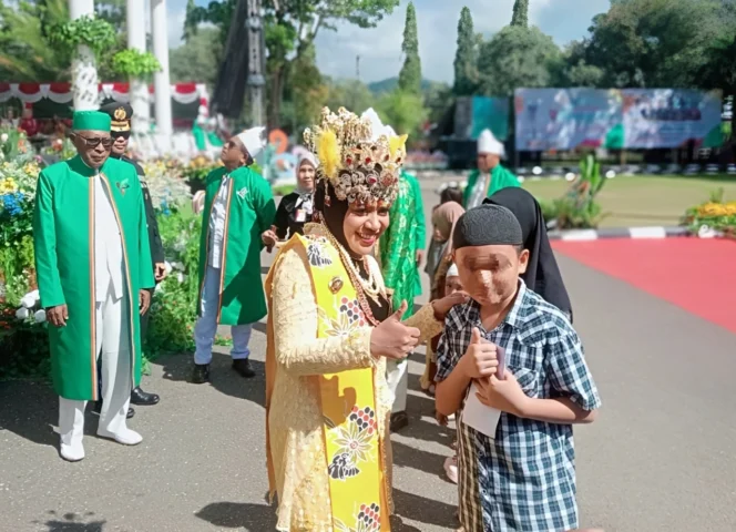 
Foto: Bupati Kepulauan Sula, Fifian Adeningsi Mus saat memberikan santunan kepada anak Yatim. (doc: istimewa)