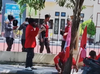 Foto: DPC GMNI saat menggelar aksi di depan kantor Polres Kepulauan Sula. (doc: istimewa)