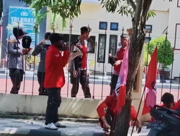 Foto: DPC GMNI saat menggelar aksi di depan kantor Polres Kepulauan Sula. (doc: istimewa)