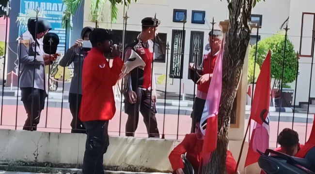Foto: DPC GMNI saat menggelar aksi di depan kantor Polres Kepulauan Sula. (doc: istimewa)
