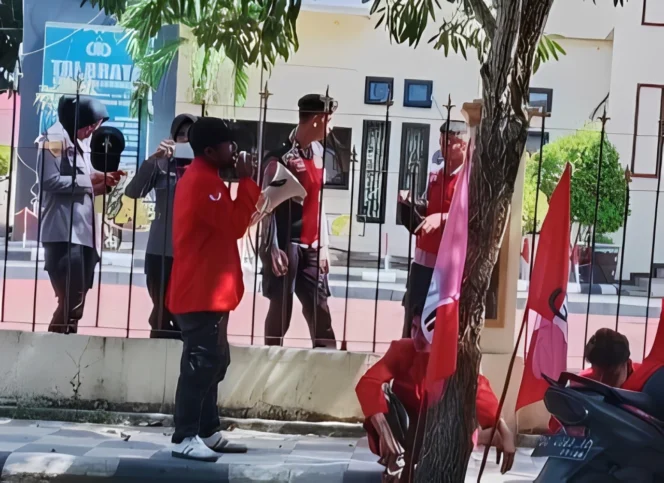 
Foto: DPC GMNI saat menggelar aksi di depan kantor Polres Kepulauan Sula. (doc: istimewa)