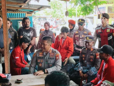 Foto: Kapolres Kepulauan Sula, AKBP Kodrat Muh Hartanto saat menemui langsung masa aksi. (doc: istimewa)