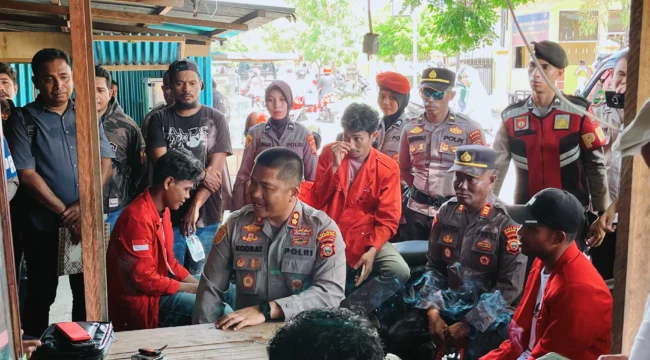 Foto: Kapolres Kepulauan Sula, AKBP Kodrat Muh Hartanto saat menemui langsung masa aksi. (doc: istimewa)