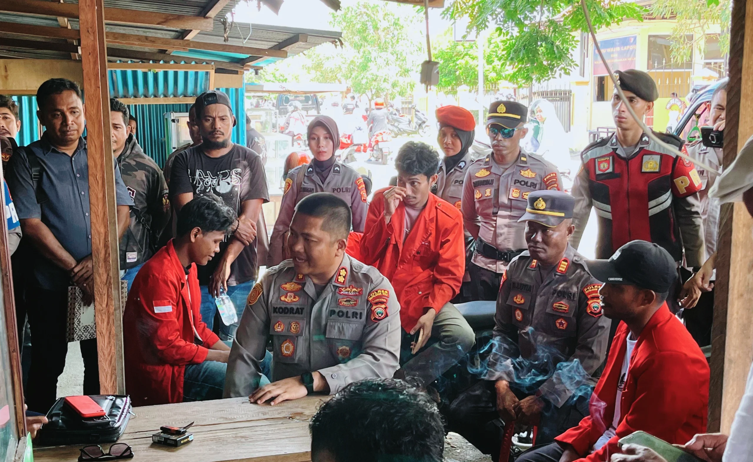 Temui Langsung Masa Aksi, Kapolres Sula Pilih Dialog Terbuka