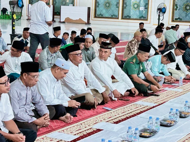 
Foto: Pemda Sula gelar istighasah dan doa bersama di Masjid Al-Istiqomah, Sanana. (doc: istimewa)
