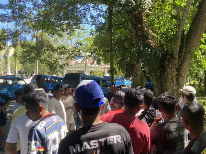 
Harga BBM Naik, Sopir Angkot Datangi Dishub Sula Tuntut Penyesuaian Tarif