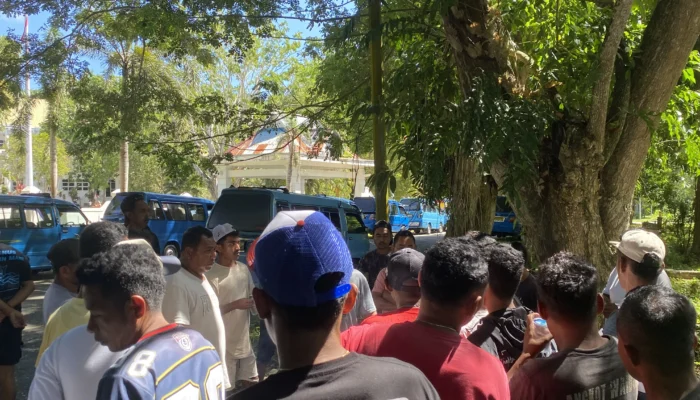 Harga BBM Naik, Sopir Angkot Datangi Dishub Sula Tuntut Penyesuaian Tarif