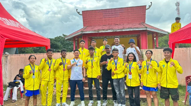 Foto: Ketua KONI Kepulauan Sula, Kamarudin Mahdi pose bersama para atlet. (doc: istimewa)