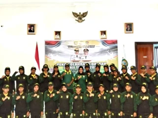 Foto: Bupati Kepulauan Sula, Fifian Adeningsi Mus saat pose bersama kontingen POPDA. (doc: Saff)