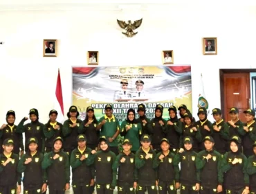 Foto: Bupati Kepulauan Sula, Fifian Adeningsi Mus saat pose bersama kontingen POPDA. (doc: Saff)
