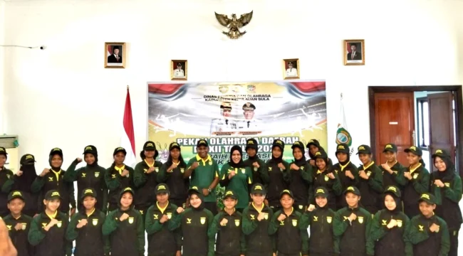 Foto: Bupati Kepulauan Sula, Fifian Adeningsi Mus saat pose bersama kontingen POPDA. (doc: Saff)