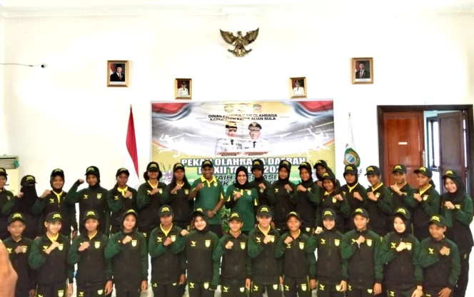 
Foto: Bupati Kepulauan Sula, Fifian Adeningsi Mus saat pose bersama kontingen POPDA. (doc: Saff)