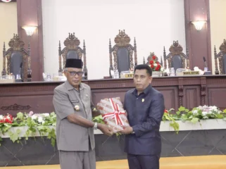 Foto: Wakil Bupati Kepulauan Sula, H. M. Saleh Marasabessy saat meyerahkan Dokument pertanggungjawaban APBD tahun anggaran 2025 kepada Ketua DPRD, H. Ahkam Gajali. (doc: Amko)