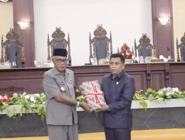 Foto: Wakil Bupati Kepulauan Sula, H. M. Saleh Marasabessy saat meyerahkan Dokument pertanggungjawaban APBD tahun anggaran 2025 kepada Ketua DPRD, H. Ahkam Gajali. (doc: Amko)