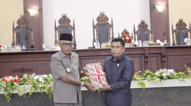 Foto: Wakil Bupati Kepulauan Sula, H. M. Saleh Marasabessy saat meyerahkan Dokument pertanggungjawaban APBD tahun anggaran 2025 kepada Ketua DPRD, H. Ahkam Gajali. (doc: Amko)