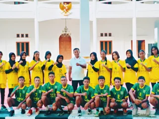 Foto: Kepala Dinas Pemuda dan Olahraga Kepulauan Sula, Maulana Usia, saat berpose bersama para Atlet Pelajar yang akan berlaga di POPDA XII Maluku Utara. (doc: istimewa)