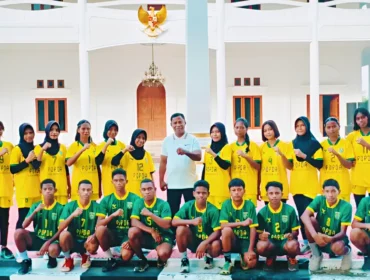 Foto: Kepala Dinas Pemuda dan Olahraga Kepulauan Sula, Maulana Usia, saat berpose bersama para Atlet Pelajar yang akan berlaga di POPDA XII Maluku Utara. (doc: istimewa)