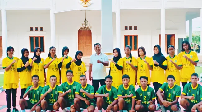 Foto: Kepala Dinas Pemuda dan Olahraga Kepulauan Sula, Maulana Usia, saat berpose bersama para Atlet Pelajar yang akan berlaga di POPDA XII Maluku Utara. (doc: istimewa)