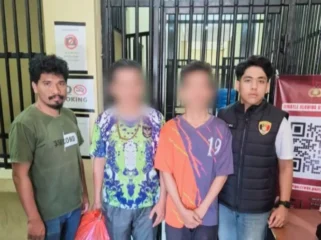 Foto: Dua tersangka dugaan korupsi DD dan ADD desa Lekokadai dipindahkan ke Rutan Polres Ternate. (doc: istimewa)