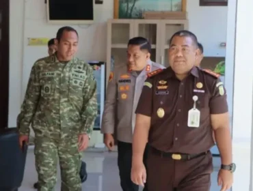 Foto: Kapolres Kepulauan Sula, AKBP Handres bersama Dandim 1510/Sula, Letkol Inf. Zulfani saat berkunjung ke kantor Kejari. (doc: istimewa)