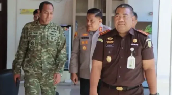 Foto: Kapolres Kepulauan Sula, AKBP Handres bersama Dandim 1510/Sula, Letkol Inf. Zulfani saat berkunjung ke kantor Kejari. (doc: istimewa)