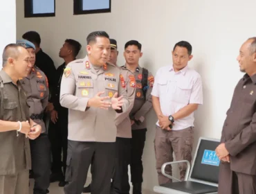 Foto: Kapolres Kepulauan Sula, AKBP Handres, saat berkunjung ke kantor pengadilan negeri Sanana. (doc: Istimewa)