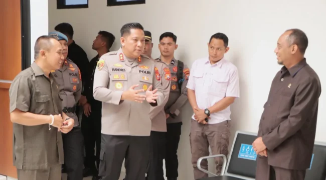 Foto: Kapolres Kepulauan Sula, AKBP Handres, saat berkunjung ke kantor pengadilan negeri Sanana. (doc: Istimewa)