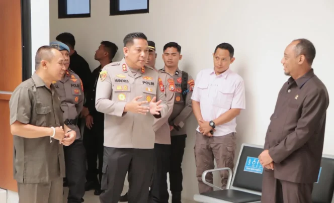 
Foto: Kapolres Kepulauan Sula, AKBP Handres, saat berkunjung ke kantor pengadilan negeri Sanana. (doc: Istimewa)